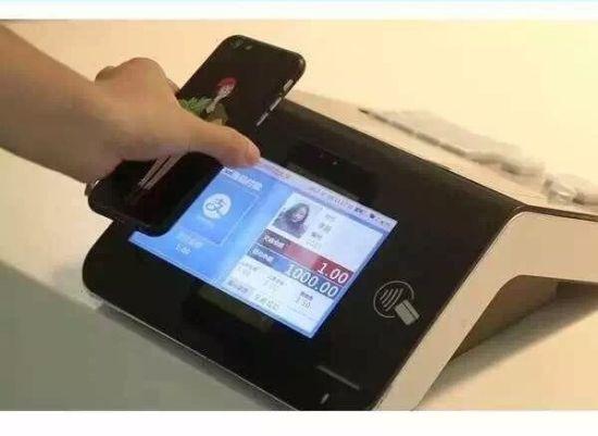 該校學生演示如何使用電子校園卡進行掃碼支付。校方提供